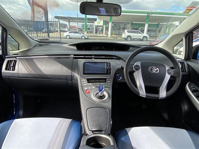 2013 Toyota PRIUS - Thumbnail