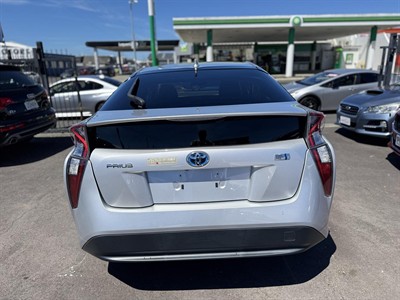 2018 Toyota PRIUS - Thumbnail